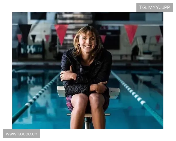 凯蒂·莱德基训练间隙居然躺地上自拍，这球星真没人比得上懒豪气！