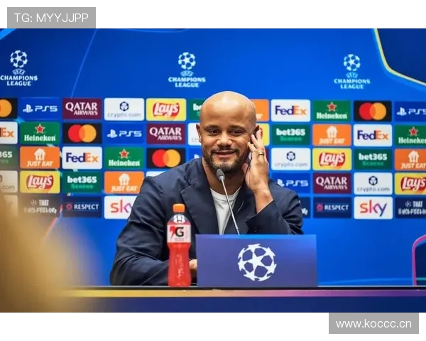 孔帕尼训练完回家路上还在背战术板？